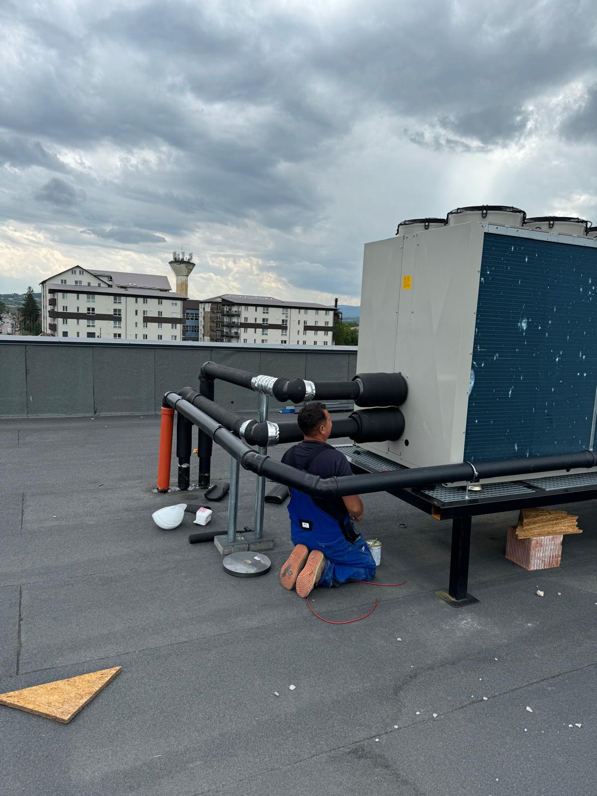 Echipament HVAC pe acoperiș — chiller cu trasee izolate